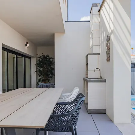 Outstanding With Private Pool By Lovelystay *